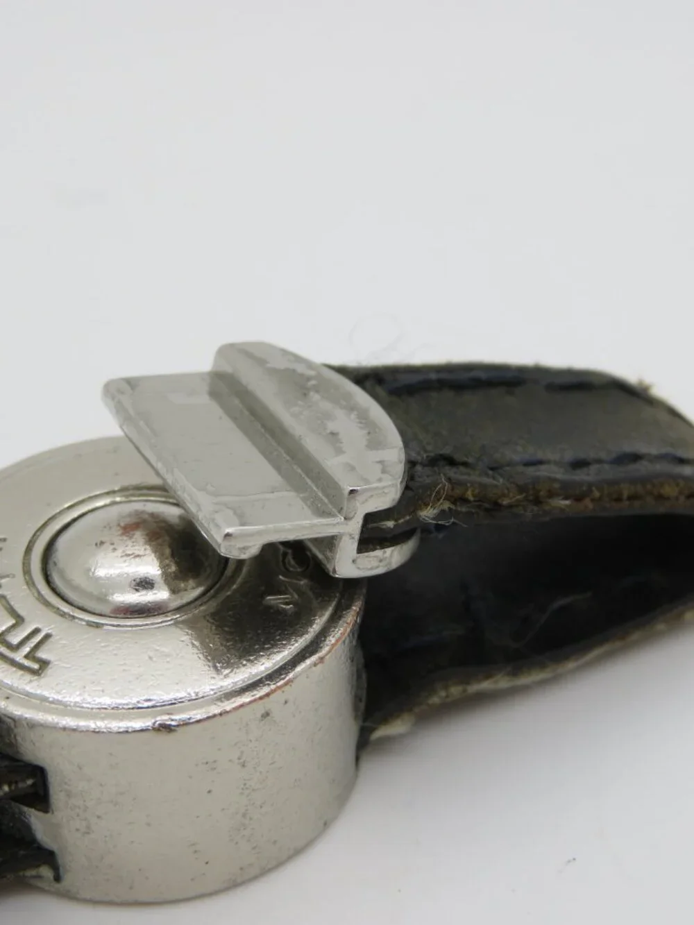Tumi MCMLXXV Logo Black Leather Strap Silver‑Tone Metal Key Fob Key Ring